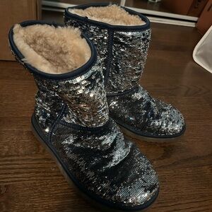 Color reversible sparkly UGGS